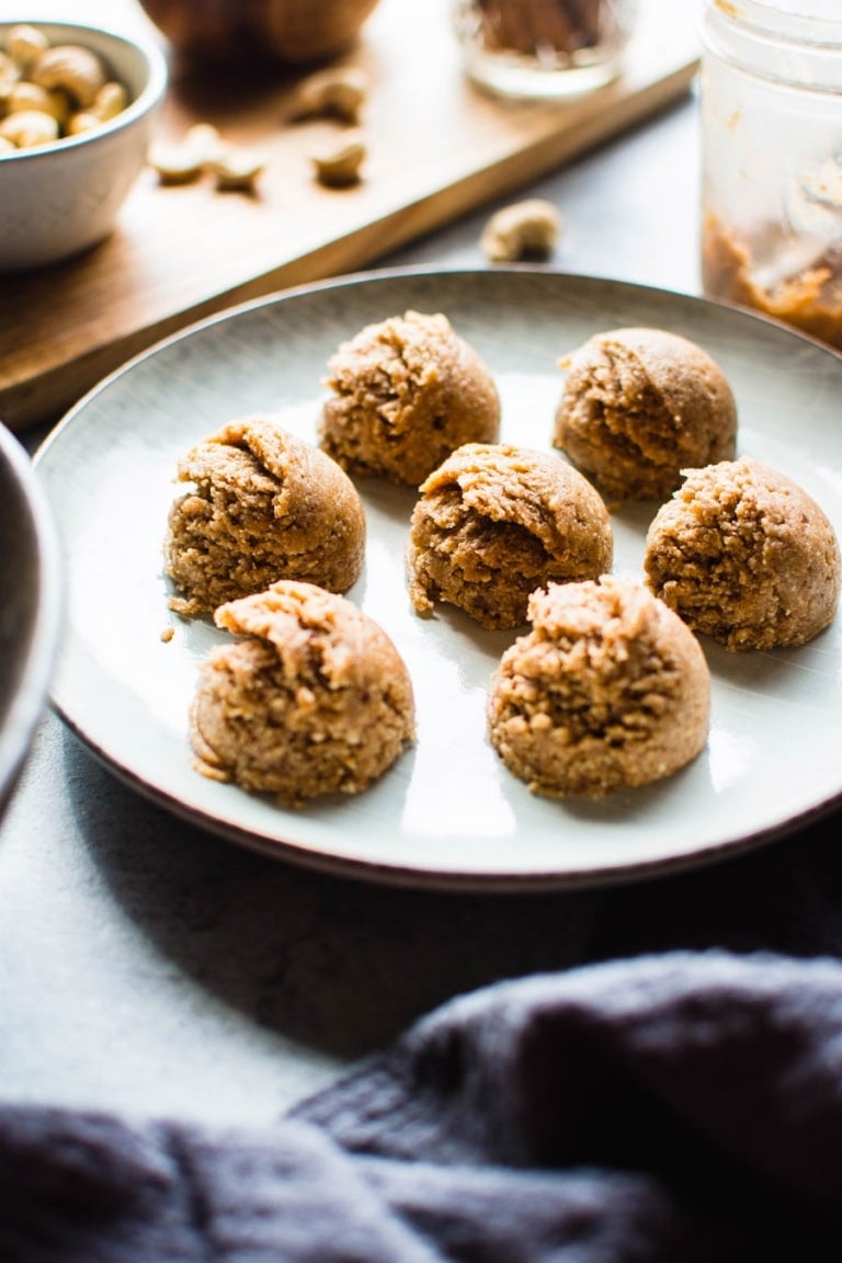 No Bake Cinnamon Roll Energy Bites