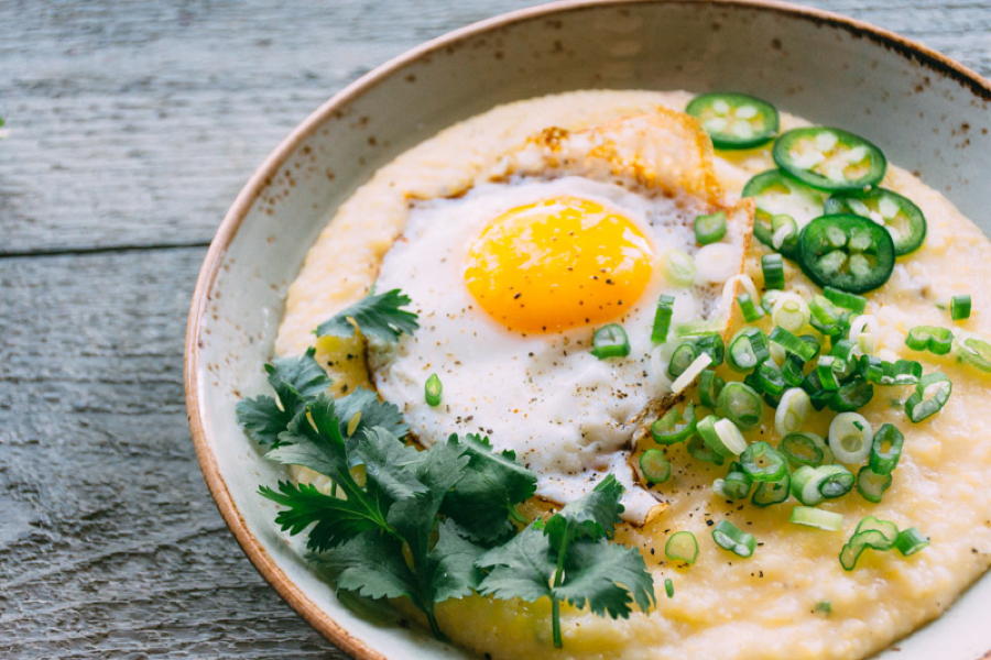 spicy cheddar grits with fried eggs | www.nyssaskitchen.com