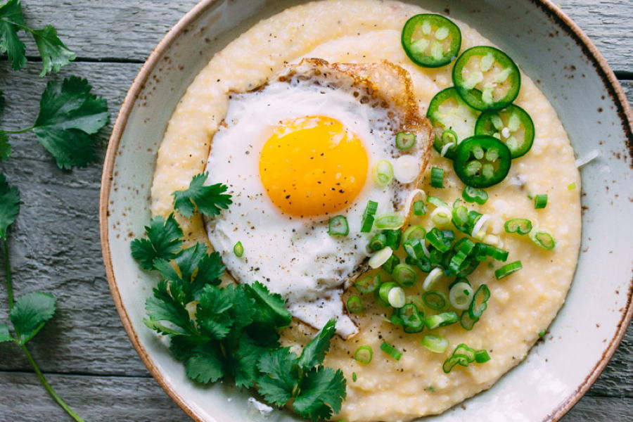 spicy cheddar grits with fried eggs | www.nyssaskitchen.com