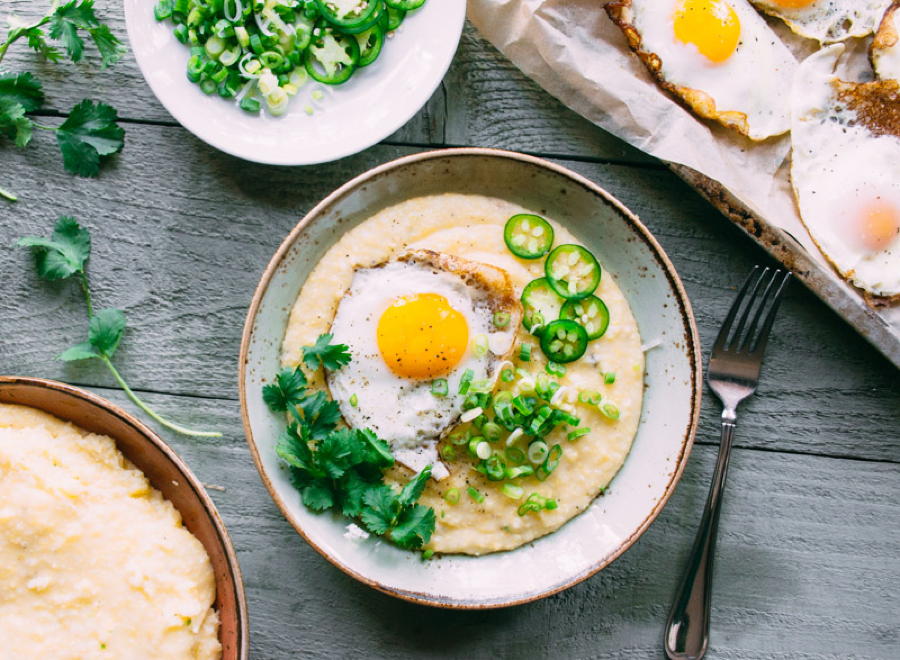 spicy cheddar grits with fried eggs | www.nyssaskitchen.com