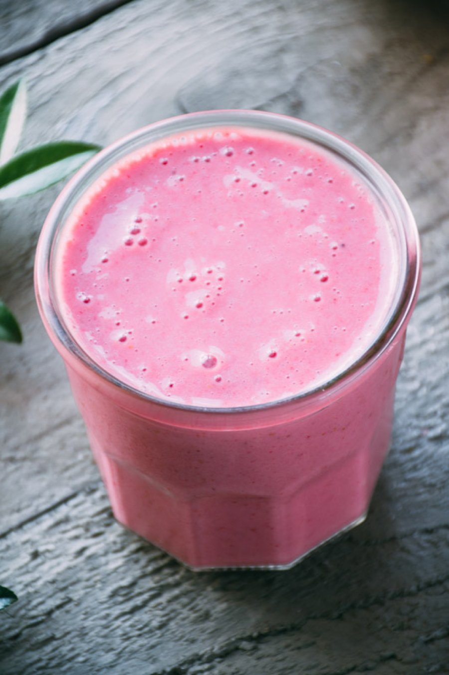 a delightful and simple smoothie recipe made with strawberries, raspberries, banana, plain yogurt and coconut water. healthy and pretty so you can share the LOVE! | www.nyssaskitchen.com