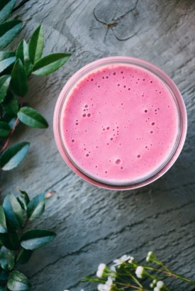 a delightful and simple smoothie recipe made with strawberries, raspberries, banana, plain yogurt and coconut water. healthy and pretty so you can share the LOVE! | www.nyssaskitchen.com