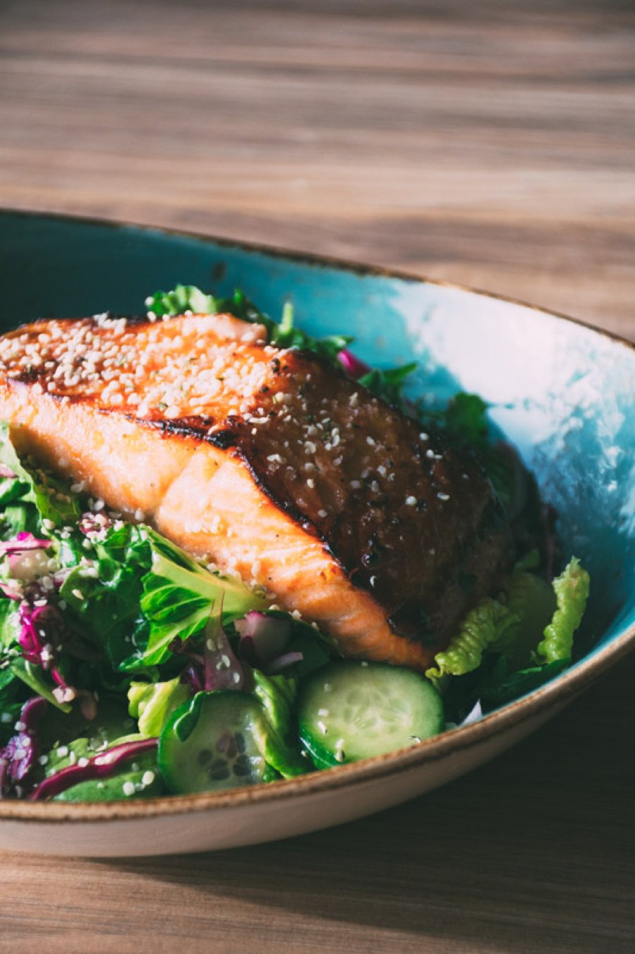 a mega healthy and flavorful recipe for garlicky miso marinated salmon with a big salad of fresh romaine and arugula, cucumbers, red cabbage and a lime and olive oil vinaigrette | www.nyssaskitchen.com