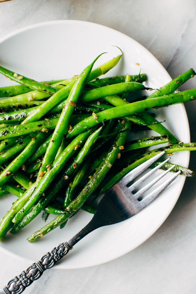 3 ingredient garlic charred green beans {paleo + vegan} - nyssa's kitchen