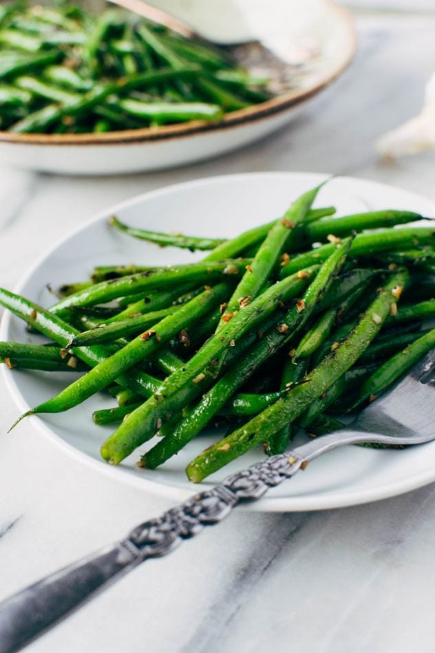 3 ingredient garlic charred green beans! The easiest and most delicious side dish you've ever laid your eyes on. Ready in 15 minutes flat, these green beans are great paired with any main dish - or made at the beginning of the week and added to lunch // dinner // breakfast bowls throughout the week!