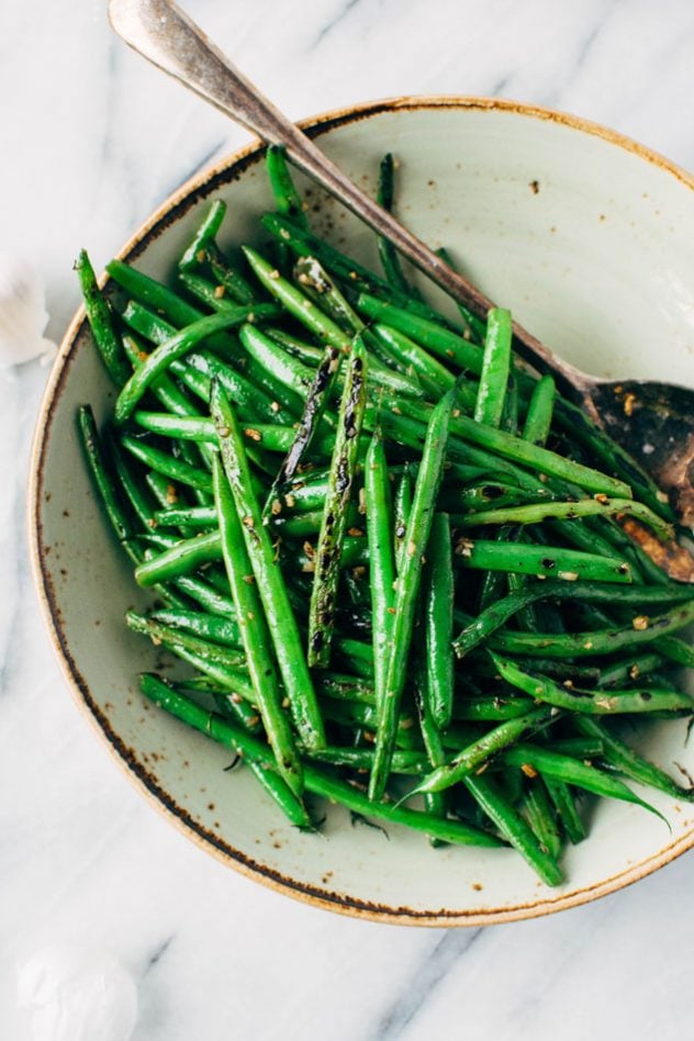 3 ingredient garlic charred green beans! The easiest and most delicious side dish you've ever laid your eyes on. Ready in 15 minutes flat, these green beans are great paired with any main dish - or made at the beginning of the week and added to lunch // dinner // breakfast bowls throughout the week!