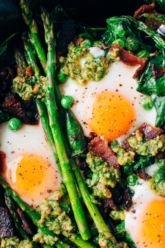 easy spring veggie egg skillet with bacon and herbed almond pesto