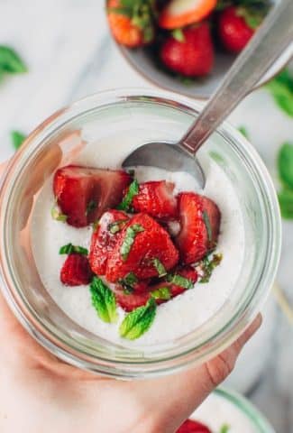 roasted-strawberries-with-airy-yogurt-cream