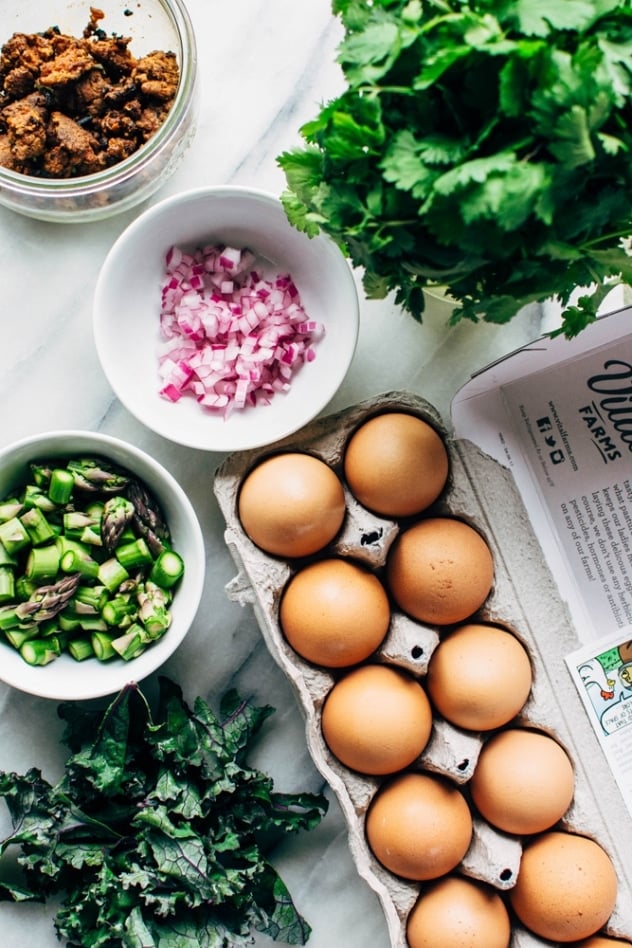 Ingredients for this easy chorizo and asparagus scramble. Made with only 5 ingredients, it's a breakfast hero. Plus it's healthy, quick and SUPER easy to make!