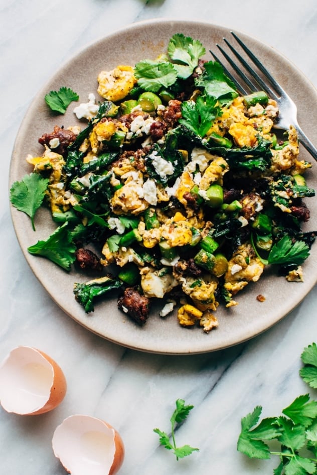 Made with only 5 ingredients, this easy chorizo and asparagus scramble is a breakfast hero. Plus it's healthy, quick and SUPER easy to make!