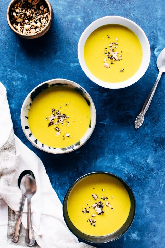 Curried coconut leek soup! A simple, warming soup for the colder months. Made with leeks, turmeric, curry and coconut milk. Paleo and vegan option. 