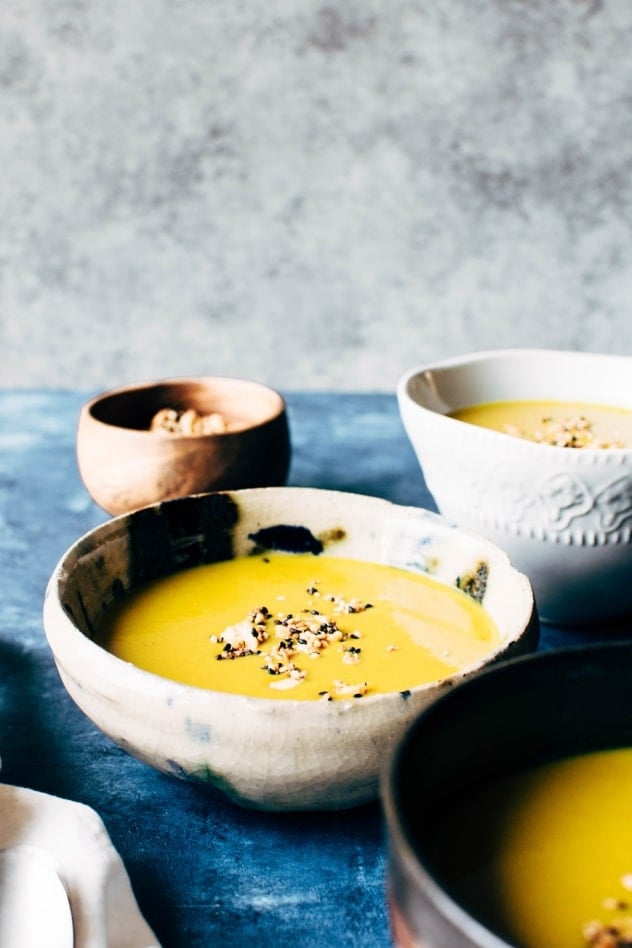 Curried coconut leek soup! A simple, warming soup for the colder months. Made with leeks, turmeric, curry and coconut milk. Paleo and vegan option. 