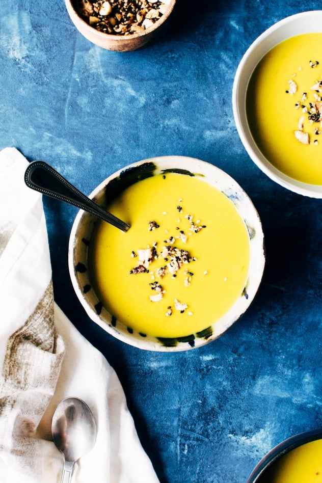 Curried coconut leek soup! A simple, warming soup for the colder months. Made with leeks, turmeric, curry and coconut milk. Paleo and vegan option. 