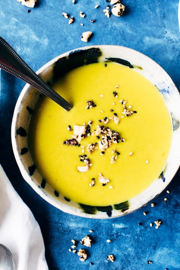 Curried coconut leek soup! A simple, warming soup for the colder months. Made with leeks, turmeric, curry and coconut milk. Paleo and vegan option. 