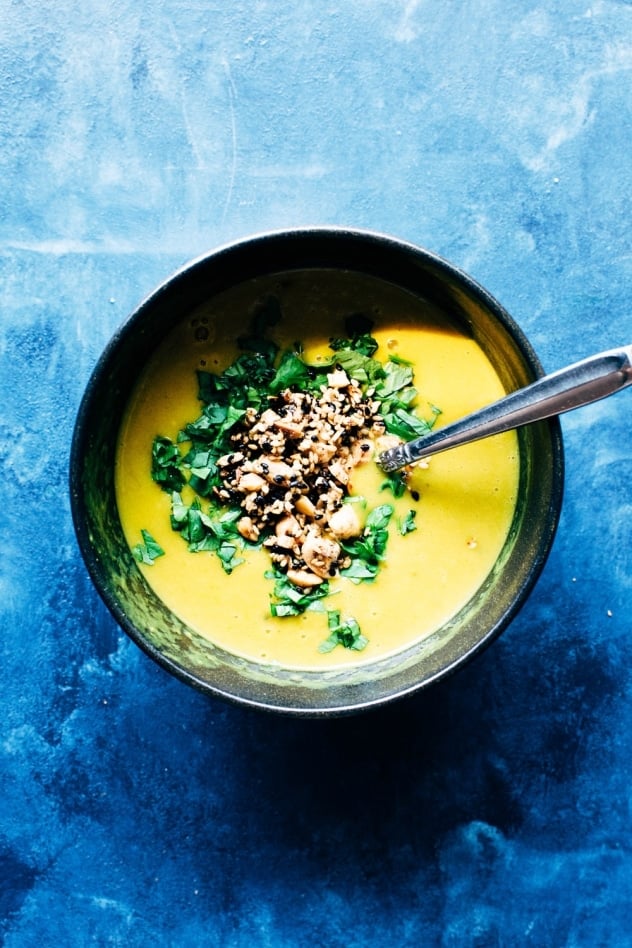 Curried coconut leek soup! A simple, warming soup for the colder months. Made with leeks, turmeric, curry and coconut milk. Paleo and vegan option. 