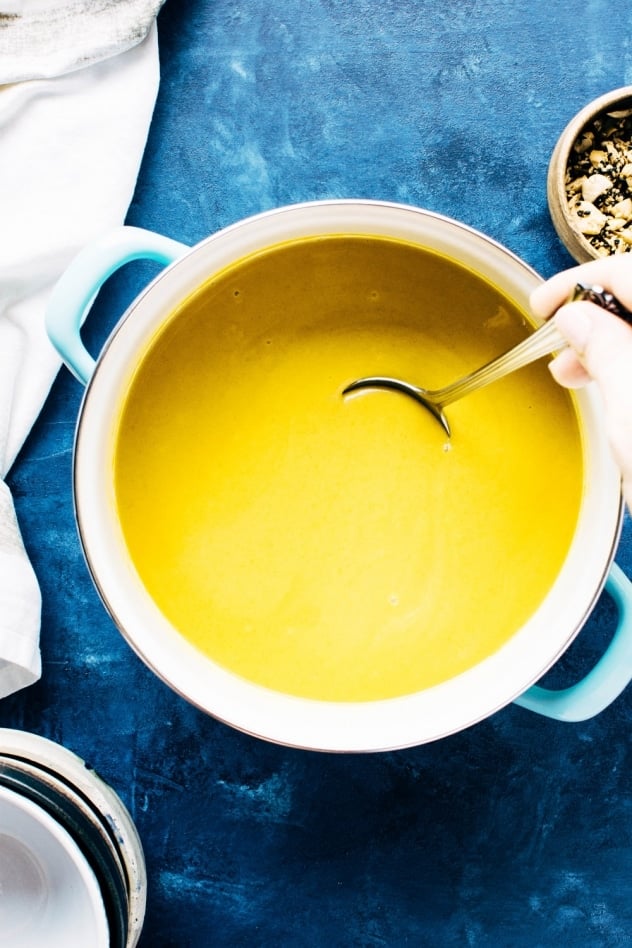 Curried coconut leek soup! A simple, warming soup for the colder months. Made with leeks, turmeric, curry and coconut milk. Paleo and vegan option. 