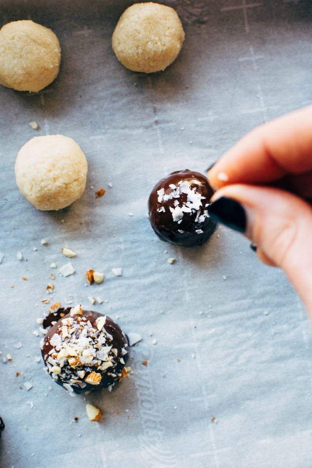 These chocolate coconut almond bliss balls are a crazy easy paleo friendly and vegan dessert made using only the yummiest + cleanest ingredients.