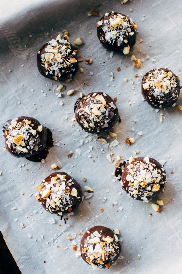 Bolas de chocolate con Coco y almendra Bliss {paleo friendly + vegan} cocina de nyssa Anne Marie