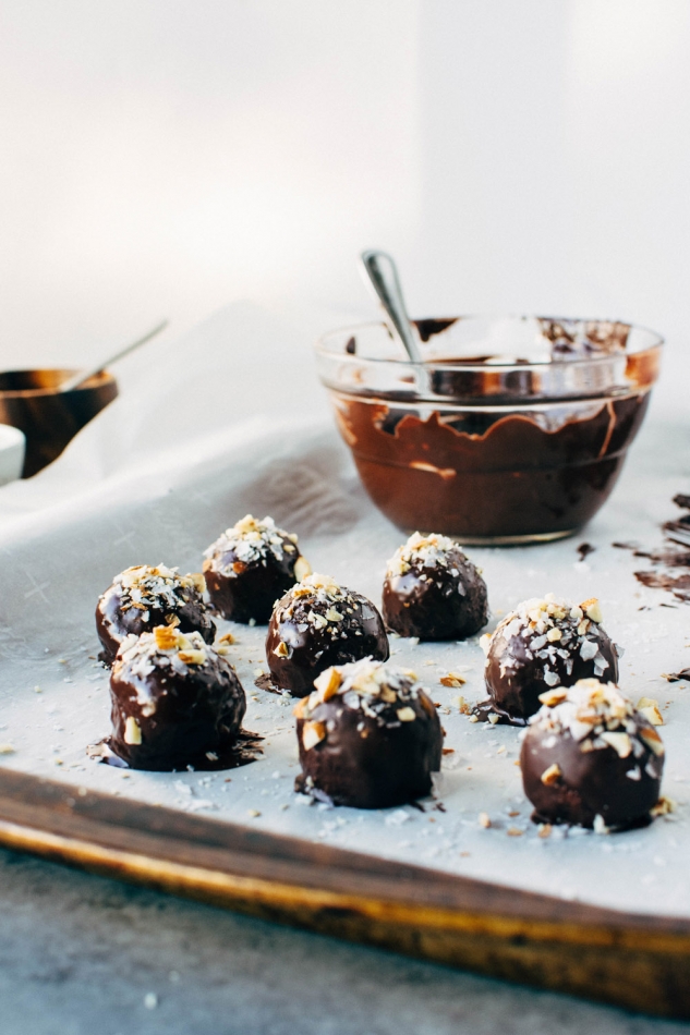 Bolas de chocolate con Coco y almendra Bliss {paleo friendly + vegan} cocina de nyssa Anne Marie