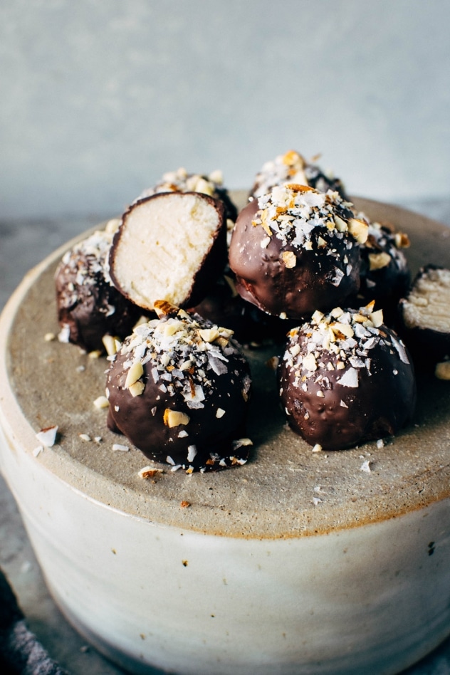  disse chocolate coconut almond bliss balls er en gal lett paleo vennlig og vegansk dessert laget med bare de yummiest + reneste ingrediensene.