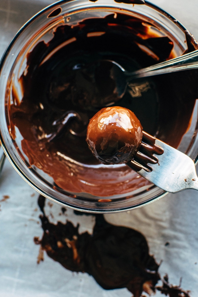 Bolas de chocolate con Coco y almendra Bliss {paleo friendly + vegan} cocina de nyssa Anne Marie