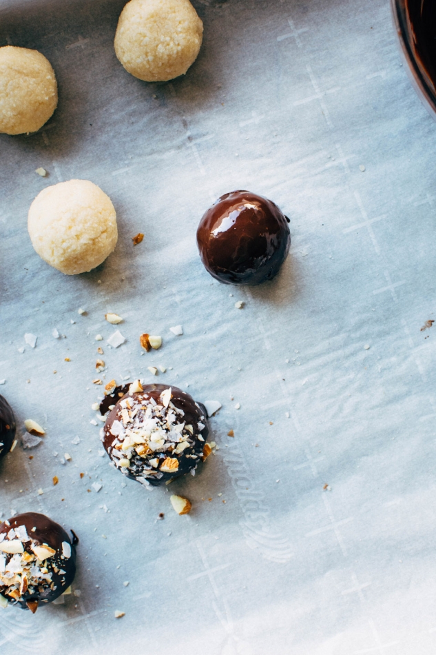 Bolas de chocolate con Coco y almendra Bliss {paleo friendly + vegan} cocina de nyssa Anne Marie