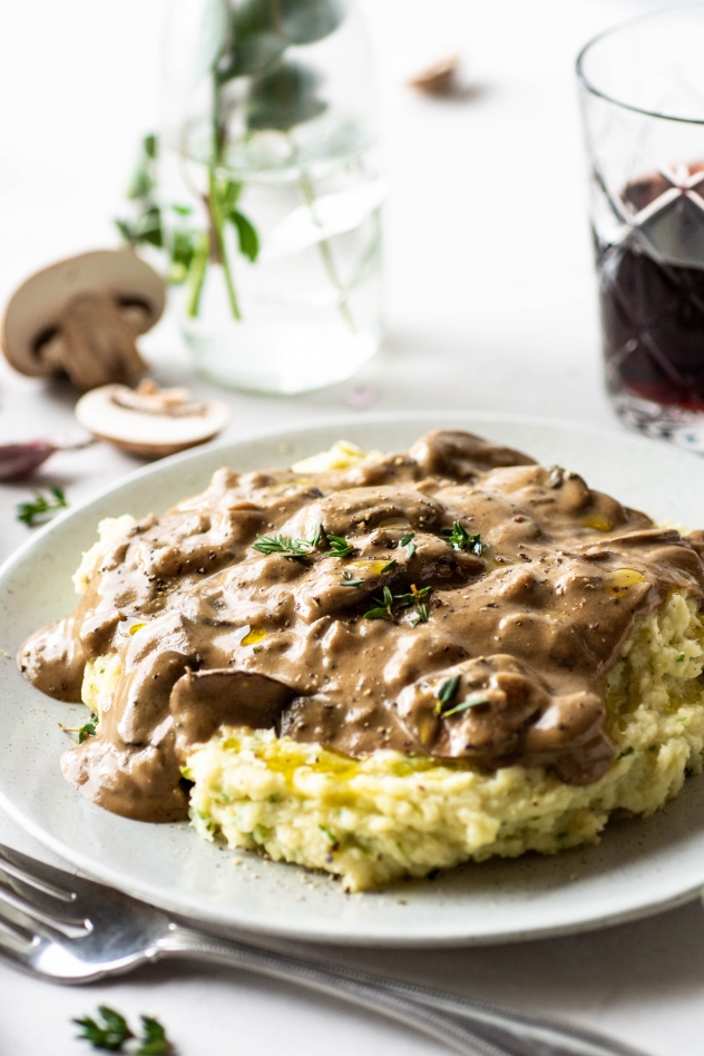 This gluten free and vegan mushroom gravy is the stuff that dreams are made of. Creamy, rich and flavorful, without any gluten or dairy. Make ahead friendly and an easy, healthy recipe that's perfect for the holidays! Gluten free, paleo, vegan and whole30 approved - a crazy delicious gravy for everyone at your table.