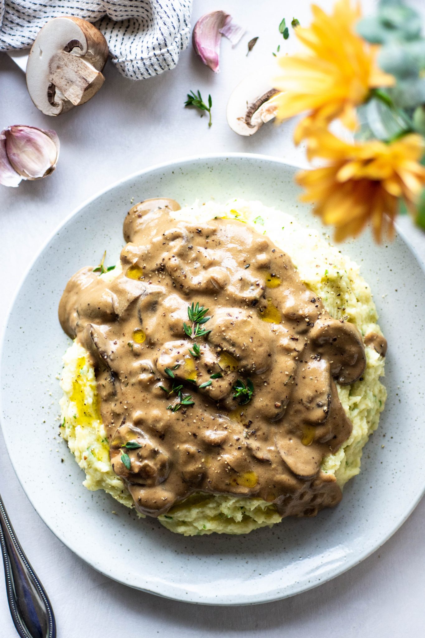 This gluten free and vegan mushroom gravy is the stuff that dreams are made of. Creamy, rich and flavorful, without any gluten or dairy. Make ahead friendly and an easy, healthy recipe that's perfect for the holidays! Gluten free, paleo, vegan and whole30 approved - a crazy delicious gravy for everyone at your table.